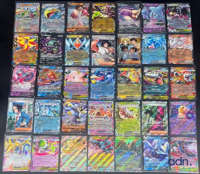 une grande collection de cartes Pokémon posée sur une table