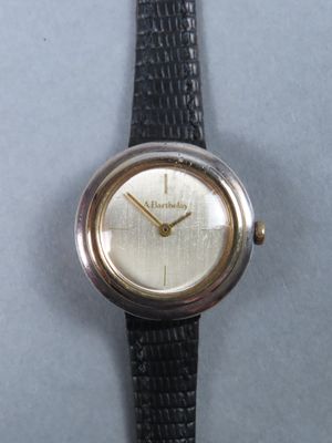 une image d'un gros plan d'une montre-bracelet sur une table