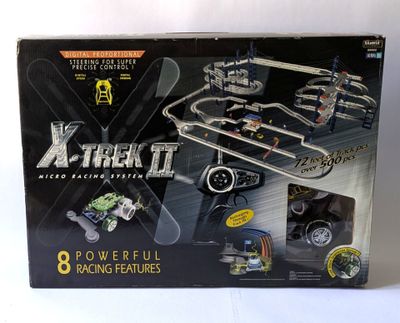 une boîte contenant un modèle de piste de course et une voiture télécommandée