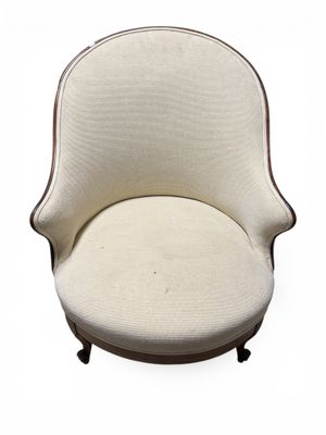 une image représentant une chaise blanche avec une structure en bois et une assise rembourrée de couleur beige