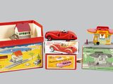 trois voitures jouets qui sont assises l'une à côté de l'autre