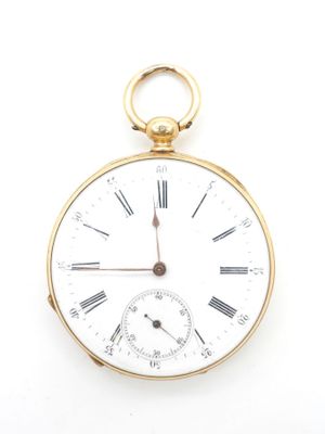 une montre de poche en or avec des chiffres romains sur le cadran