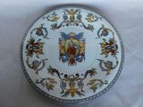 une assiette blanche ornée d'un motif bleu et jaune