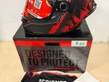 le casque se trouve sur le dessus de la boîte, avec l'étiquette