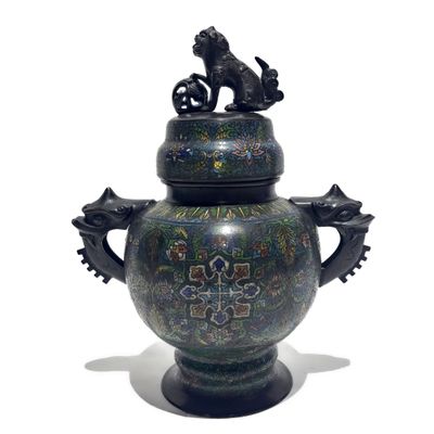 CHINE Important vase couvert de forme balustre en bronze et …