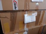 une pile de boîtes empilées les unes sur les autres