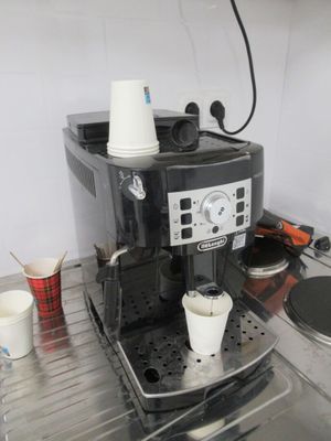 une machine à café posée sur un comptoir