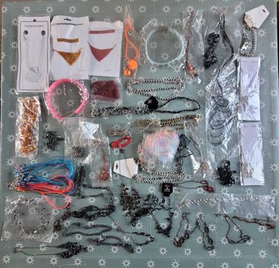 lot de environ 100 bijoux