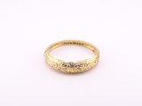 une bague en or jaune avec un diamant serti au centre