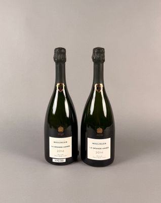 deux bouteilles de champagne posées l'une à côté de l'autre sur une table