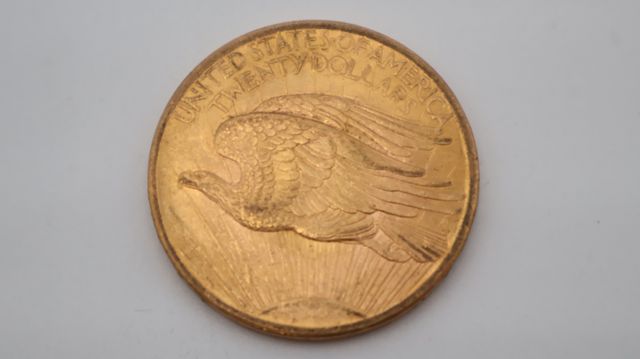 Une pièce de monnaie en or à valeur faciale de vingt dollars USA ...