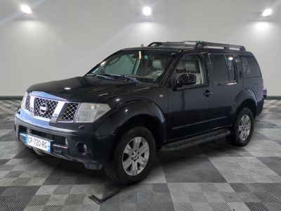 une photo d'un SUV Nissan noir garé dans un garage