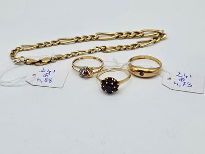 trois bagues en or et une chaîne à laquelle est accrochée une bague