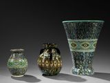 trois vases posés sur une table