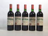 quatre bouteilles de vin sont alignées sur une table