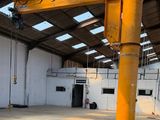 une grande grue jaune qui se trouve dans un bâtiment