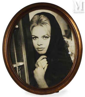 photographie en noir et blanc d'une femme portant un châle noir