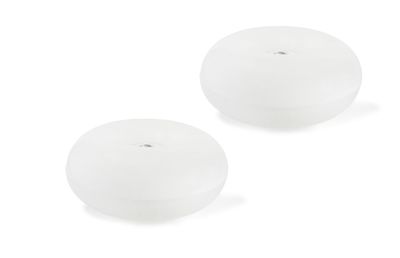 deux sphères en plastique blanc posées sur une surface blanche, avec un fond blanc