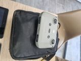 un sac sur lequel se trouvent une télécommande et un téléphone portable