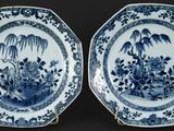 deux assiettes bleues et blanches ornées d'oiseaux et de fleurs