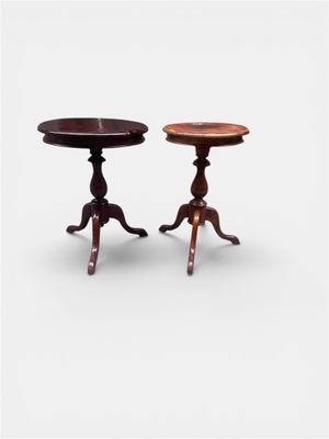 Lot de deux tables d'appoint anglaises en acajou /Gueridons.
