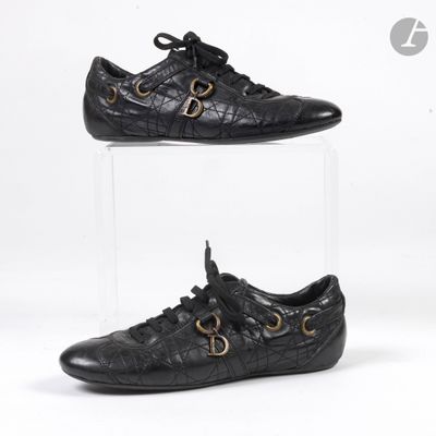 une paire de chaussures en cuir noir ornées de boucles