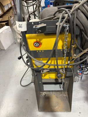 une machine placée au milieu d'une pièce