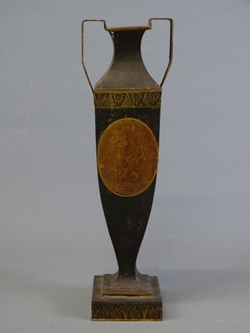 Vase à section carré en tôle peinte. Époque Empire