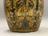 un vase noir et doré orné de motifs dorés