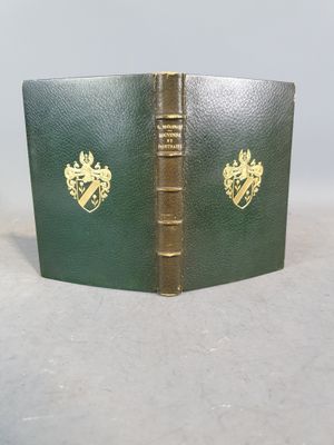 un vieux livre à la couverture verte posé sur une table