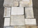 beaucoup de vieux papiers qui traînent par terre