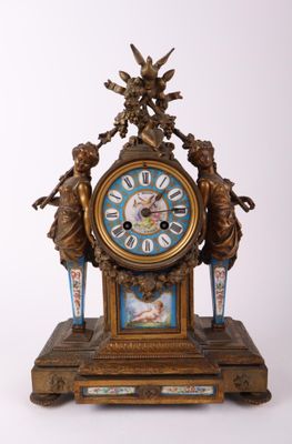 une horloge posée sur une table