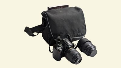 un sac photo noir auquel sont fixés deux appareils photo