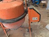 une bétonnière orange garée dans un garage