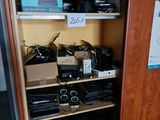 un placard rempli d'appareils électroniques et d'autres objets dans la pièce
