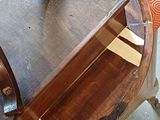 une table en bois sur laquelle est posée une poignée en bois