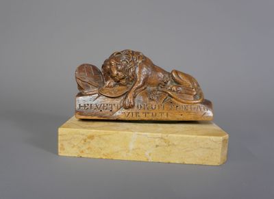 une image représentant une statue en bronze d'un lion posée sur un socle en marbre