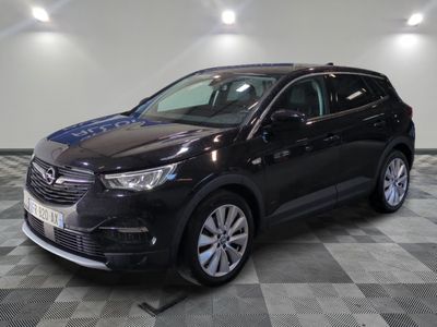 le 4x4 noir est garé sur le sol en damier d'un garage