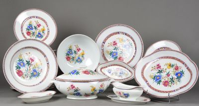 une photo représentant un ensemble d'assiettes et de bols en porcelaine