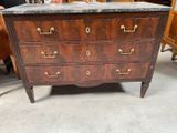 une commode en marbre exposée dans un magasin