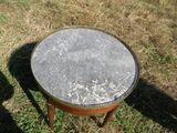 une petite table posée dans l'herbe