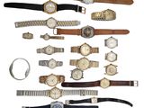 Plusieurs modèles de montres sont disposés sur une surface blanche