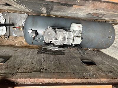 un réservoir qui se trouve à l'intérieur d'une pièce