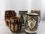 quatre tasses à café posées les unes à côté des autres sur une table