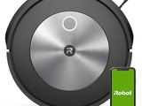 un gros plan d'un robot avec un téléphone portable à côté
