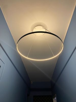 une lampe suspendue au plafond dans le couloir
