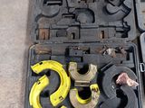 une boîte à outils avec des outils sur le sol
