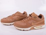 La Nike Air Max est de couleur marron clair et possède une semelle blanche.