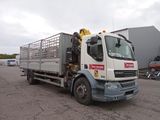 un camion qui est garé dans un parking