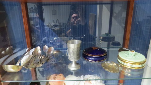 Lot comprenant : couvert en métal argenté, verre en étain, bonbon...
